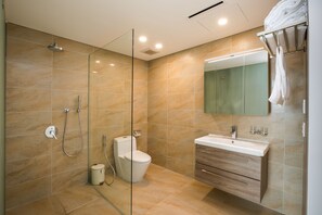 Departamento urbano, 2 habitaciones | Baño | Regadera, regadera con hidromasaje, amenidades de baño gratuitas 