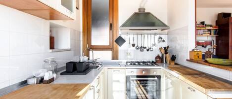 Mikrowelle, Ofen, Herdplatte, Geschirrspüler