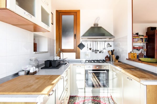 Microwave, oven, stovetop, dishwasher - Rosa's terrace penthouse (Roma)