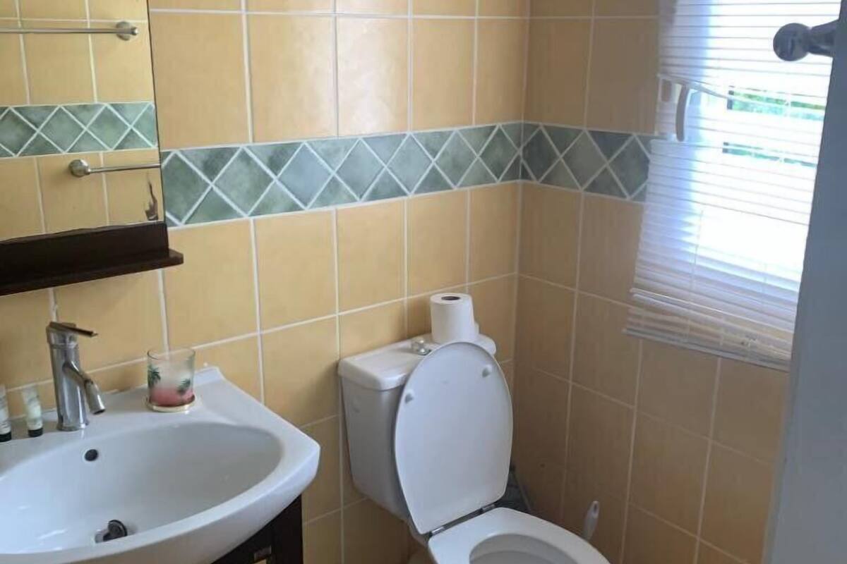 Standardzimmer | Badezimmer | Dusche, kostenlose Toilettenartikel, Haartrockner, Hausschuhe