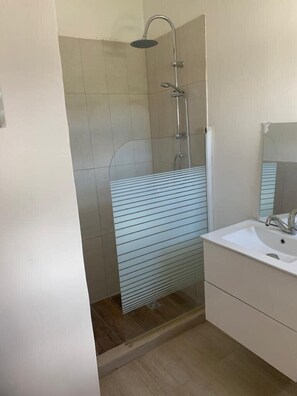 Standard Room | Bathroom | Shower, free toiletries, hair dryer, slippers