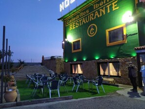 Front of property – evening/night - Hostal  Catedritos Ibéricos A-5 KM 154 (Herreruela de Oropesa)