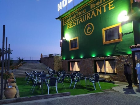 Front of property – evening/night. Hostal Catedritos Ibéricos A-5 KM 154