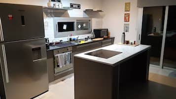 Refrigerador, horno, placa de cocina, lavavajillas