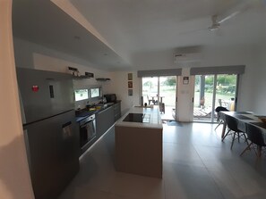 ثلاجة، فرن، موقد طهي مسطح، غسالة أطباق