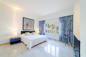 5 bedrooms, iron/ironing board, travel crib, WiFi - CAN RAMIS -  Seafront house with panoramic views. (Cielo de Bonaire)