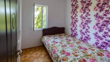 Habitación estándar con 1 cama doble o 2 individuales, 1 habitación | Espacio para trabajar con un portátil y cortinas opacas