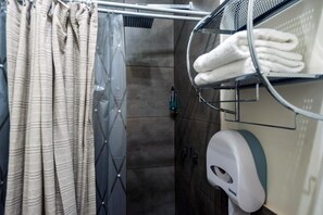 Douche, sèche-cheveux, serviettes fournies, savon