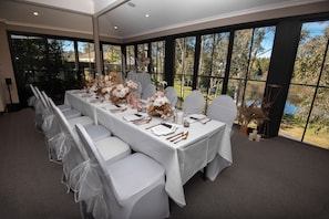 Petit-déjeuner et dîner servis sur place, vue sur le jardin 