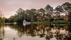 Una propiedad frente al lago con un pabellón, una casa y un muelle.