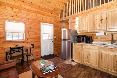Pine Cabin: Cozy Lakefront Log Cabin