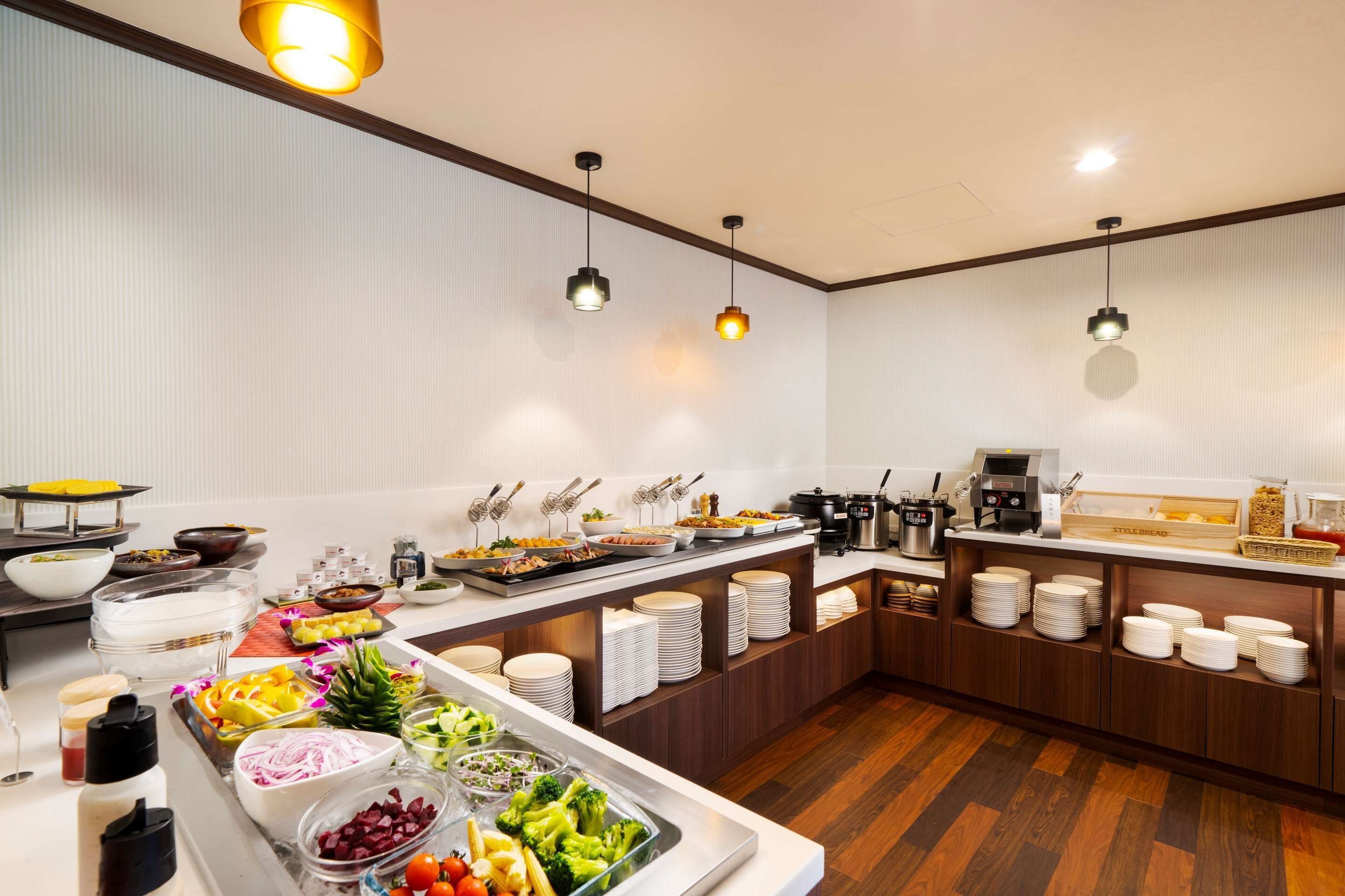 Daily buffet breakfast (JPY 1650 per person)