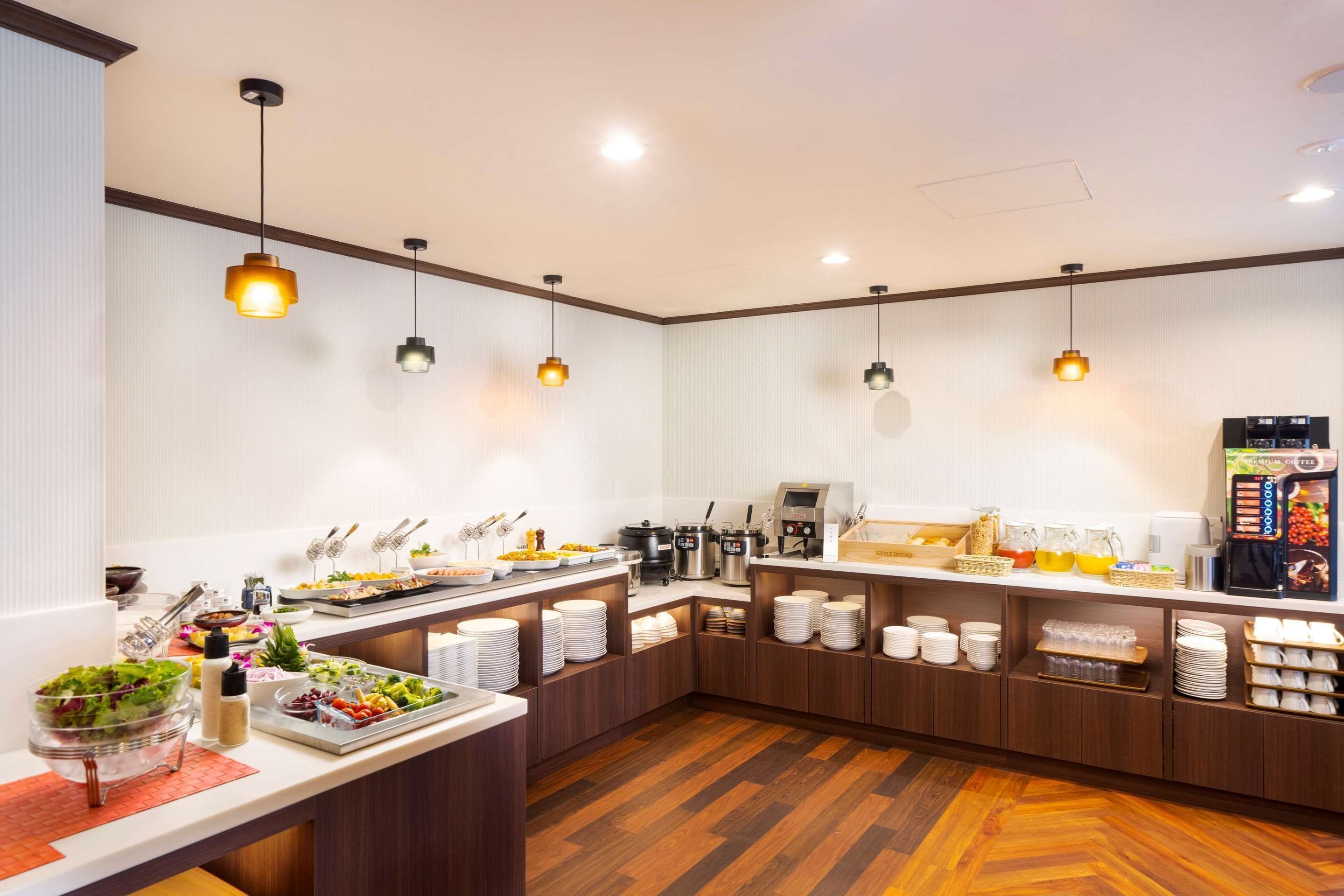 daily buffet breakfast (jpy 1650 per person)