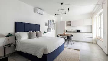 2 Schlafzimmer, individuell eingerichtet, laptopgeeigneter Arbeitsplatz