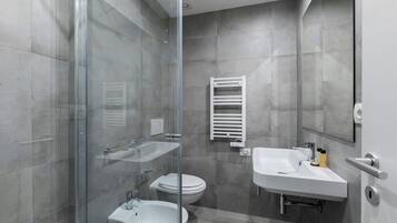 Doccia, set di cortesia firmato, asciugacapelli, asciugamani