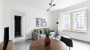 Appartamento, 1 camera da letto | Soggiorno | TV a schermo piatto 43 pollici con canali via cavo, TV