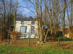 Exterior - The shelter "under the trees": lodging for rural stay for 4 to 6 people. (Huy)