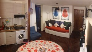 A compact living space with a kitchen, a dining area, and a bed. - Singlin Home - Skiing, trekking, holiday home. (Valtournenche)