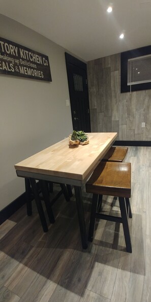 Dining - BYU AND UVU , CLEAN, QUIET, GREAT FOR COUPLES (Orem)