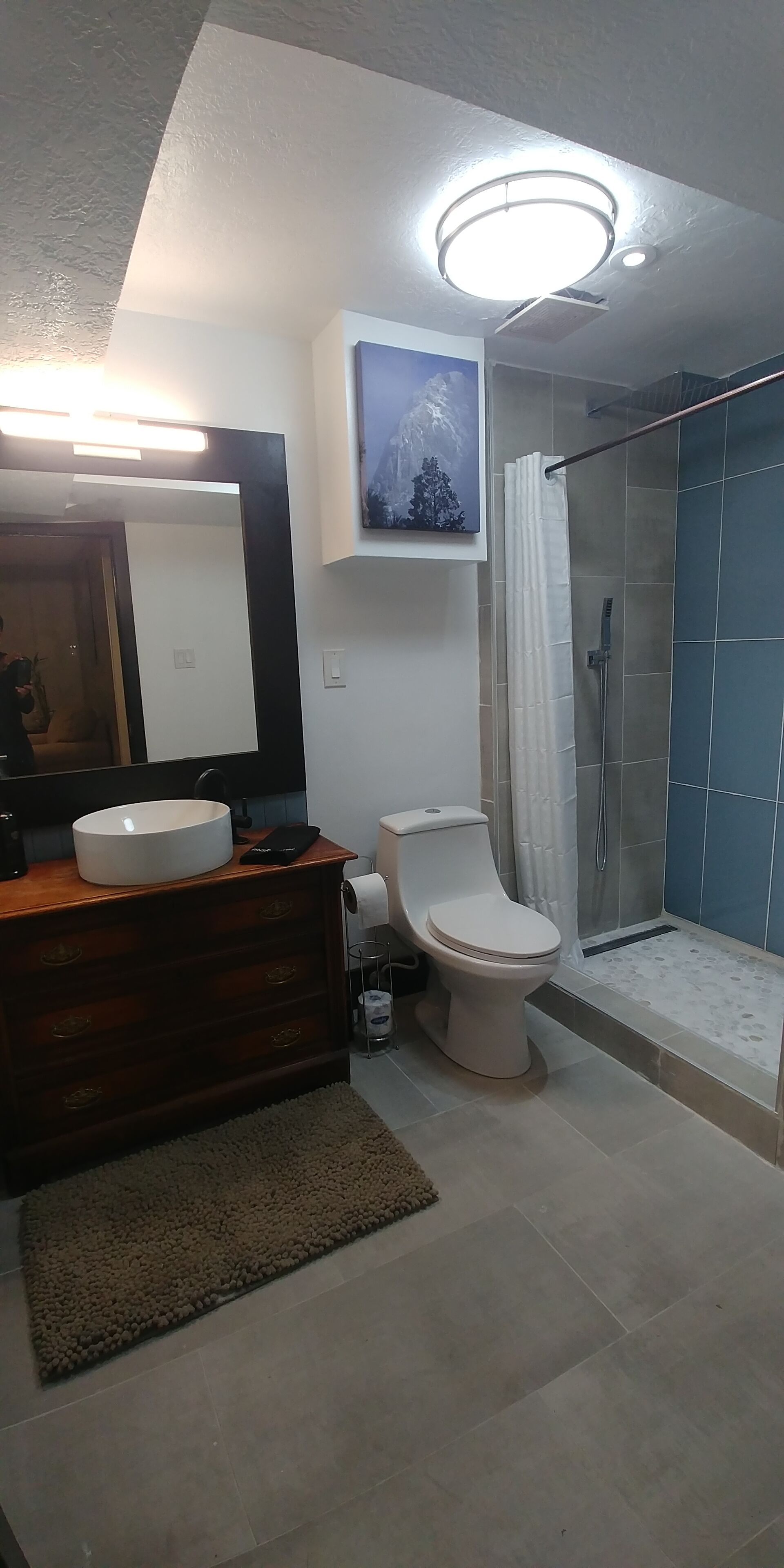 Ducha, secador de pelo, toallas y champú