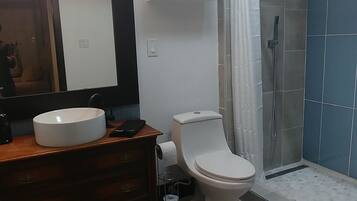 Ducha, secador de pelo, toallas y champú