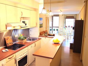 Fridge, microwave, oven, stovetop - Apartment: Close to everything and very comfortable (Madrid)