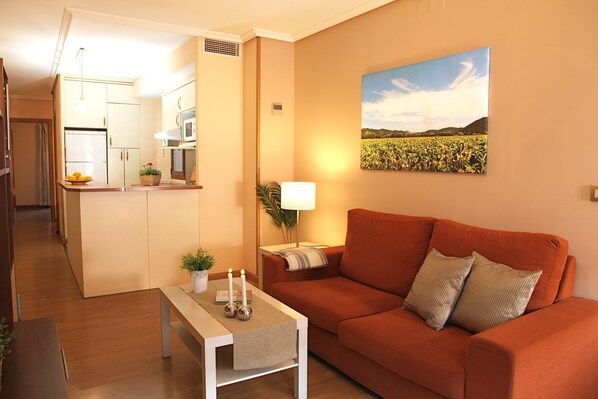 Una Smart TV, libros, una pantalla de ordenador