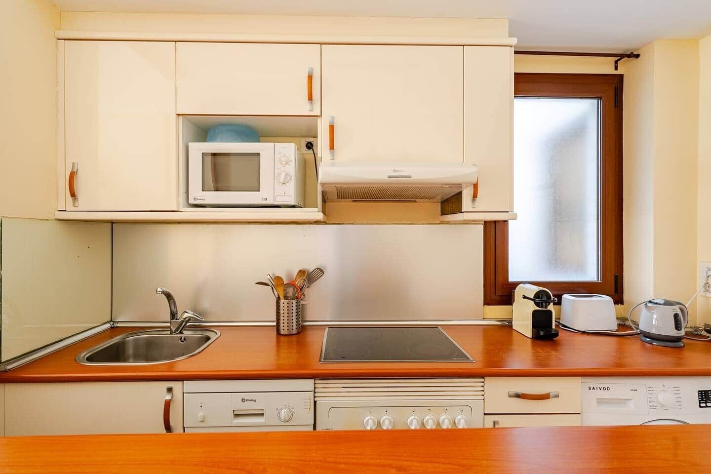 Een koffiezetapparaat/waterkoker, een koelkast, een magnetron, een oven