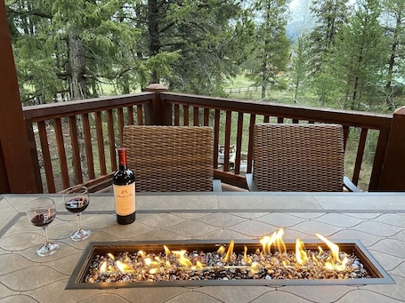Property grounds. NEW and Stylish Cabin, designed for your Comfort! Private Hot Tub, and More!