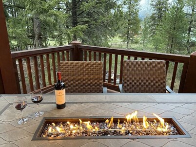 NEW and Stylish Cabin, designed for your Comfort!  Private Hot Tub, and More!