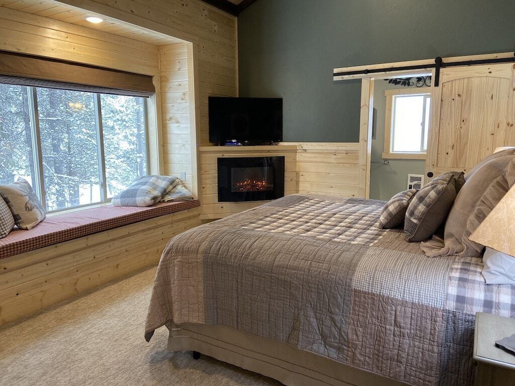 2 soverom, strykejern/-brett, reiseseng for barn og internettilgang