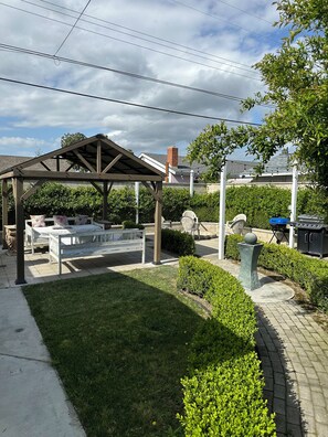 Outdoor dining - Elegant & beautiful vacation home near Disneyland (Fullerton)