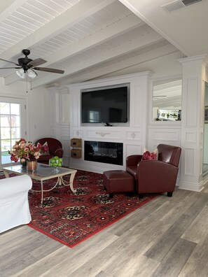 Smart TV, fireplace - Elegant & beautiful vacation home near Disneyland (Fullerton)