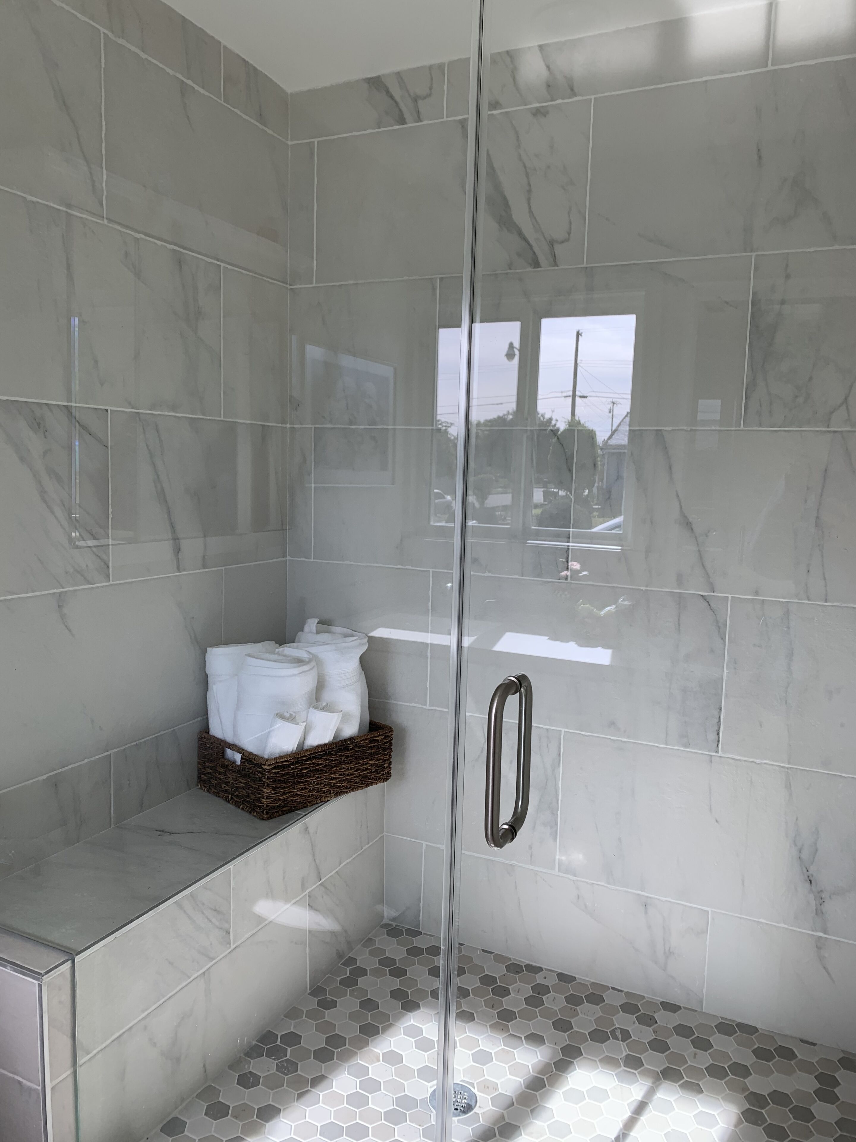 Kombination af bruser/badekar, hårtørrer, håndklæder, Shampoo