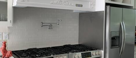 Køleskab, mikrobølgeovn, ovn, kogeplade