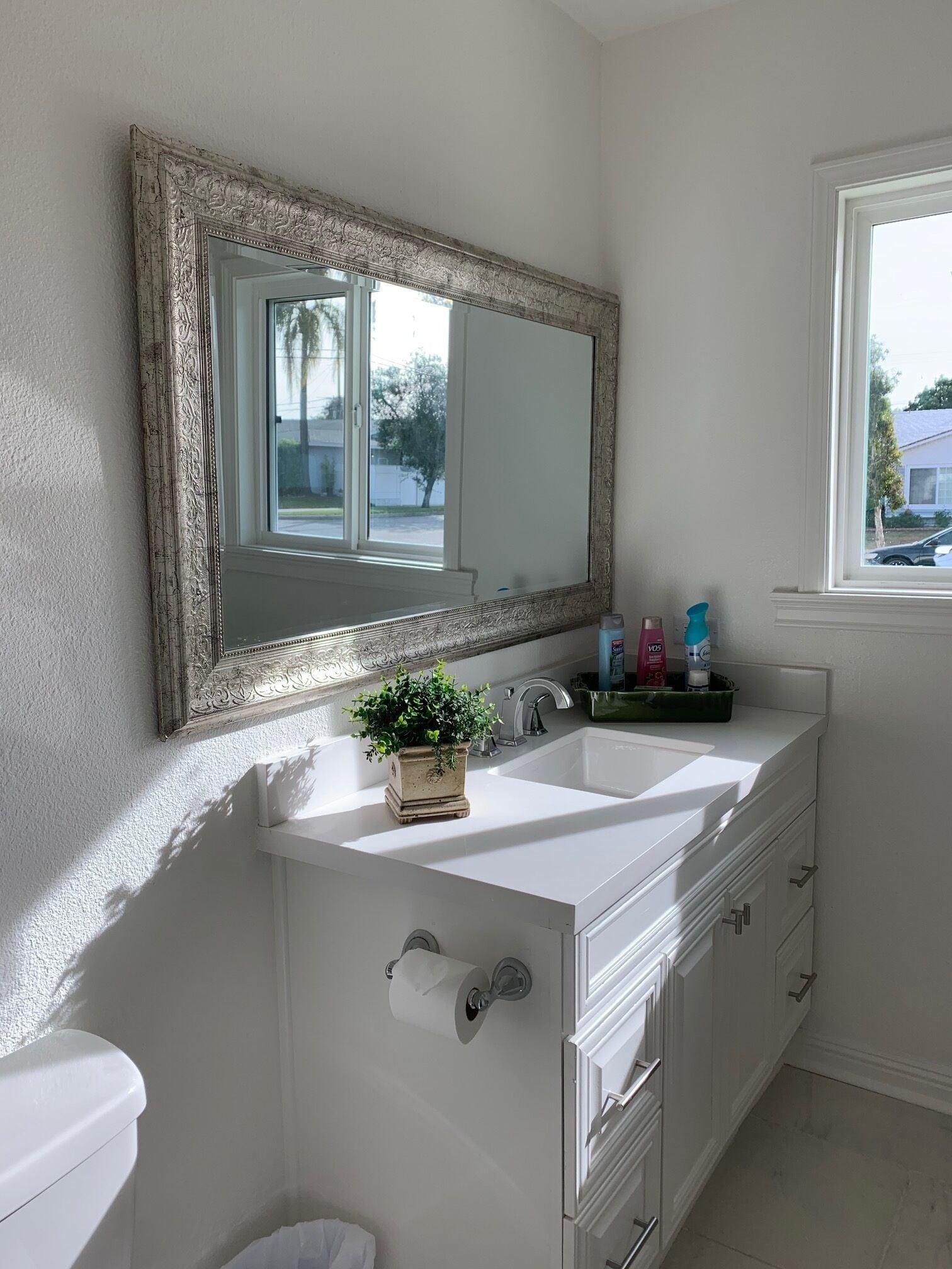Combined shower/tub, hair dryer, towels, shampoo