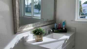 Combined shower/tub, hair dryer, towels, shampoo