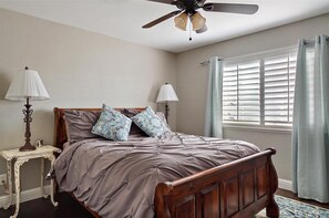 4 habitaciones, tabla de planchar con plancha y cuna de viaje 