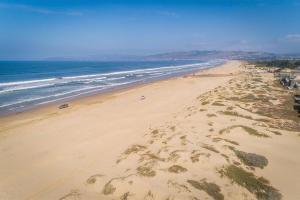Una playa cerca, sillas reclinables de playa, toallas de playa
