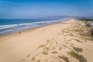 Playa en los alrededores, camastros y toallas de playa 