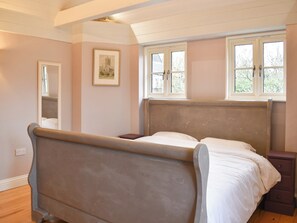 4 quartos, Wi-Fi de cortesia, roupa de cama