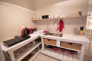 Een microgolfoven, een koffiezetapparaat/waterkoker