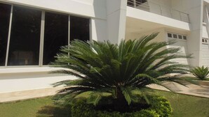 Un bâtiment moderne à deux étages, doté de grandes fenêtres et d’un balcon.