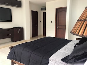 4 Schlafzimmer, Zimmersafe, Schreibtisch, Bügeleisen/Bügelbrett