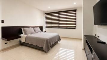 4 bedrooms, in-room safe, desk, iron/ironing board