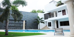 Utendørsbasseng