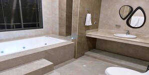 Shower, jetted bath, towels, soap - BEAUTIFUL HOUSE WITH PRIVATE POOL (Cali)