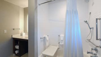 Ein modernes Badezimmer mit Dusche, Toilette und Waschbecken.