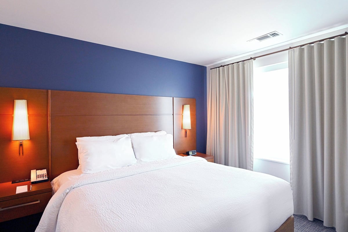 Deluxe Suite, 1 Bedroom, Kitchen | 1 bedroom, desk, laptop workspace, iron/ironing board