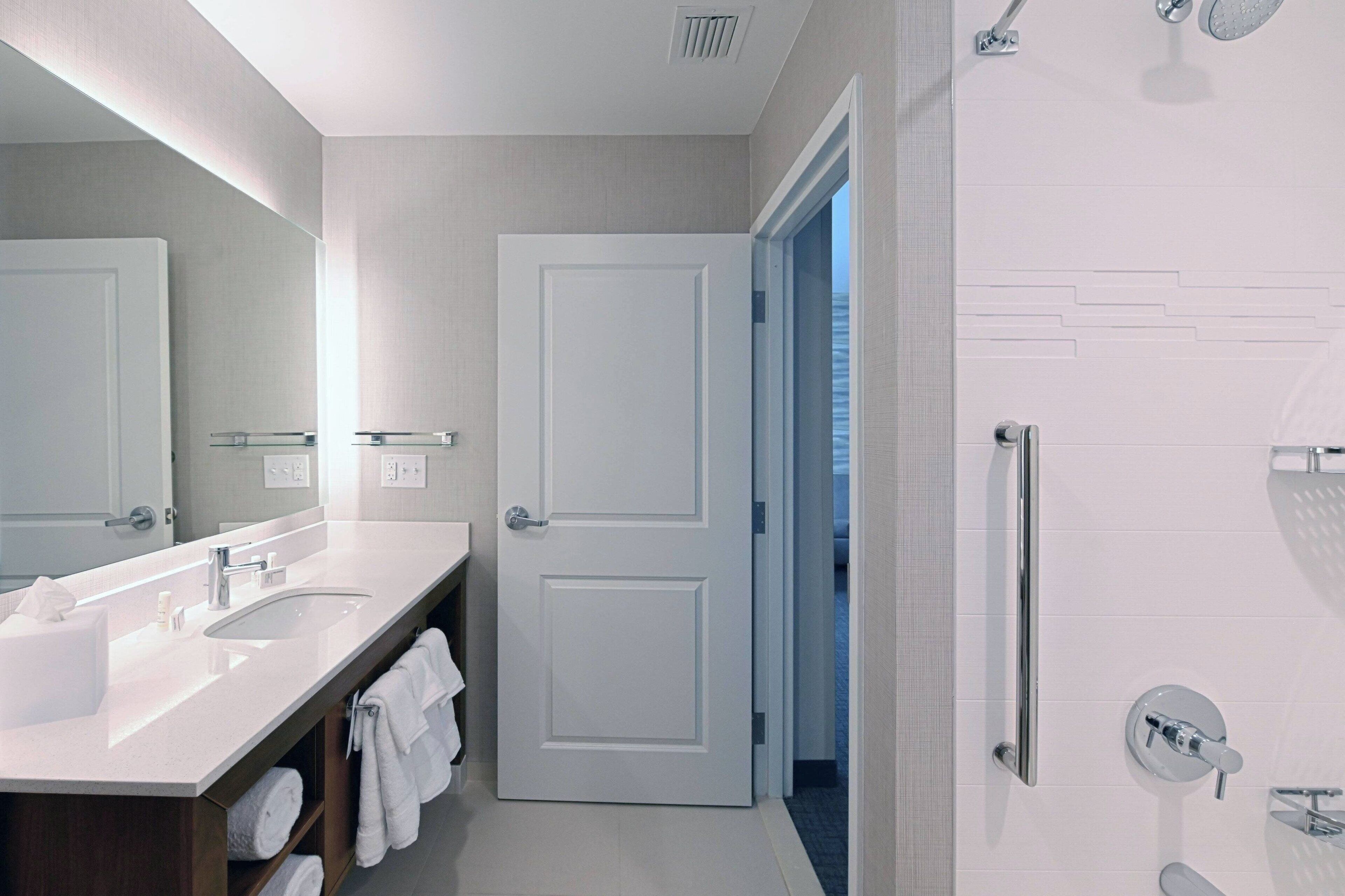 deluxe suite, 1 bedroom, kitchen | bathroom | free toiletries, hair dryer, towels, soap